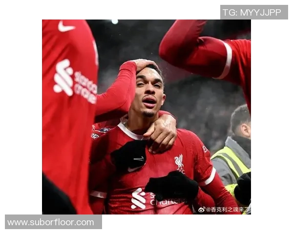 足球明星激情庆祝瞬间握拳举手展现胜利的力量与团结